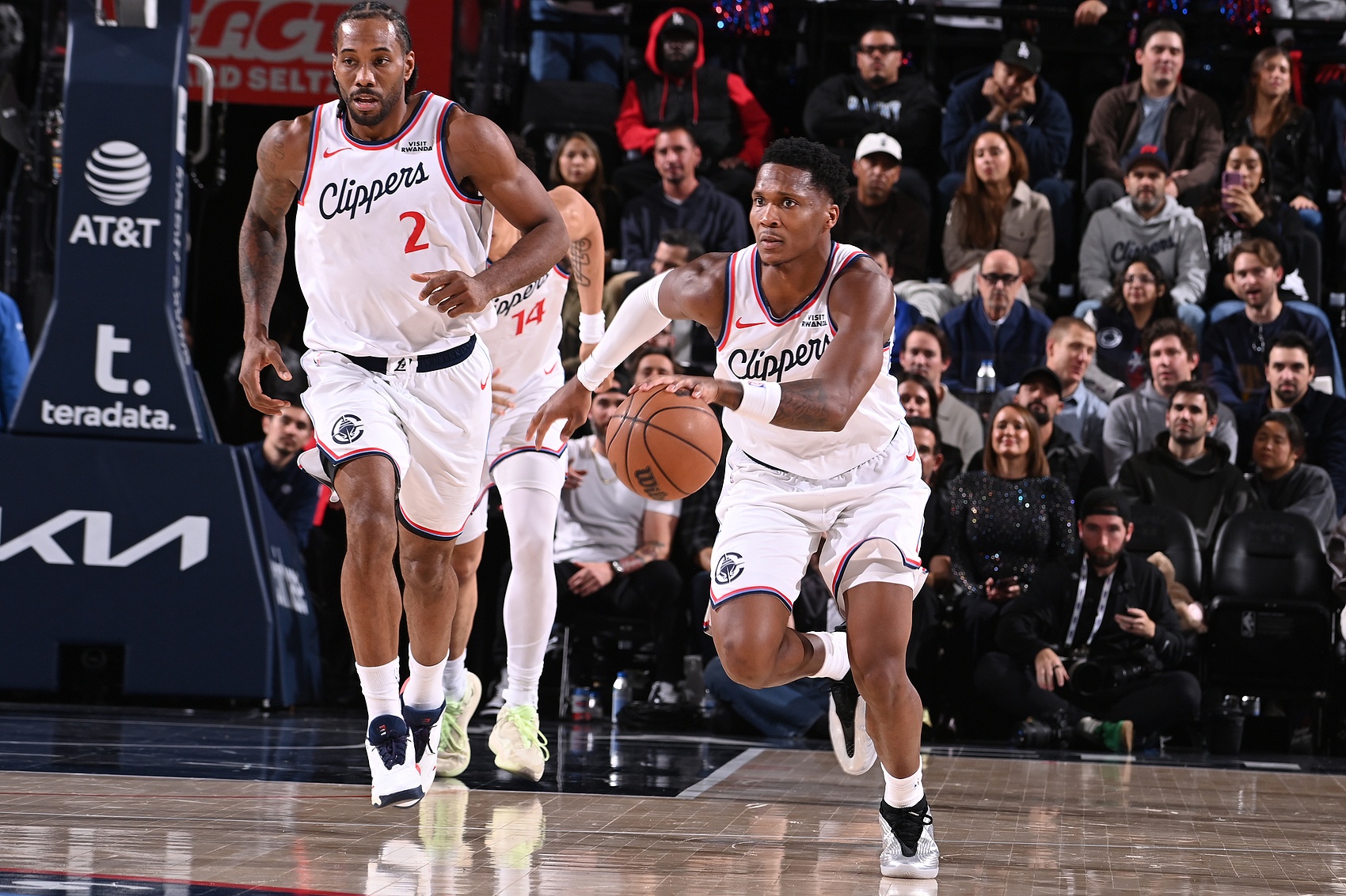 旺财28官方网站-用83天创造奇迹！快船交易后并未放弃 两大新援成战神卡左膀右臂